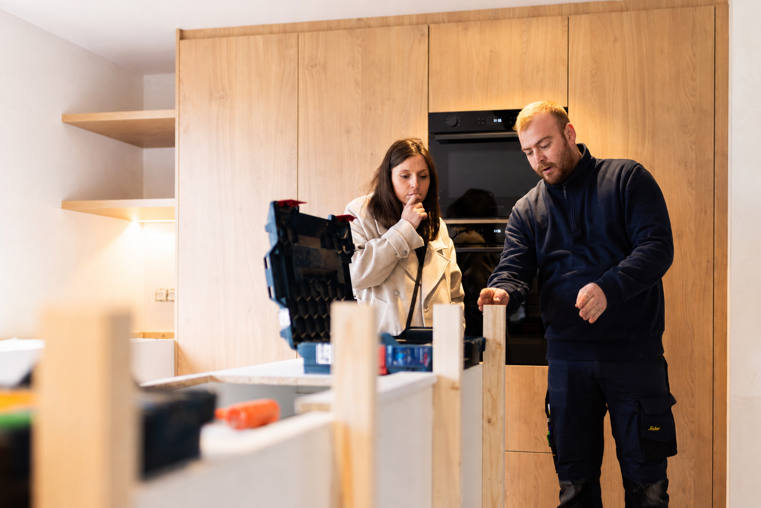 Laura sur chantier, devant une cuisine en cours d'installation