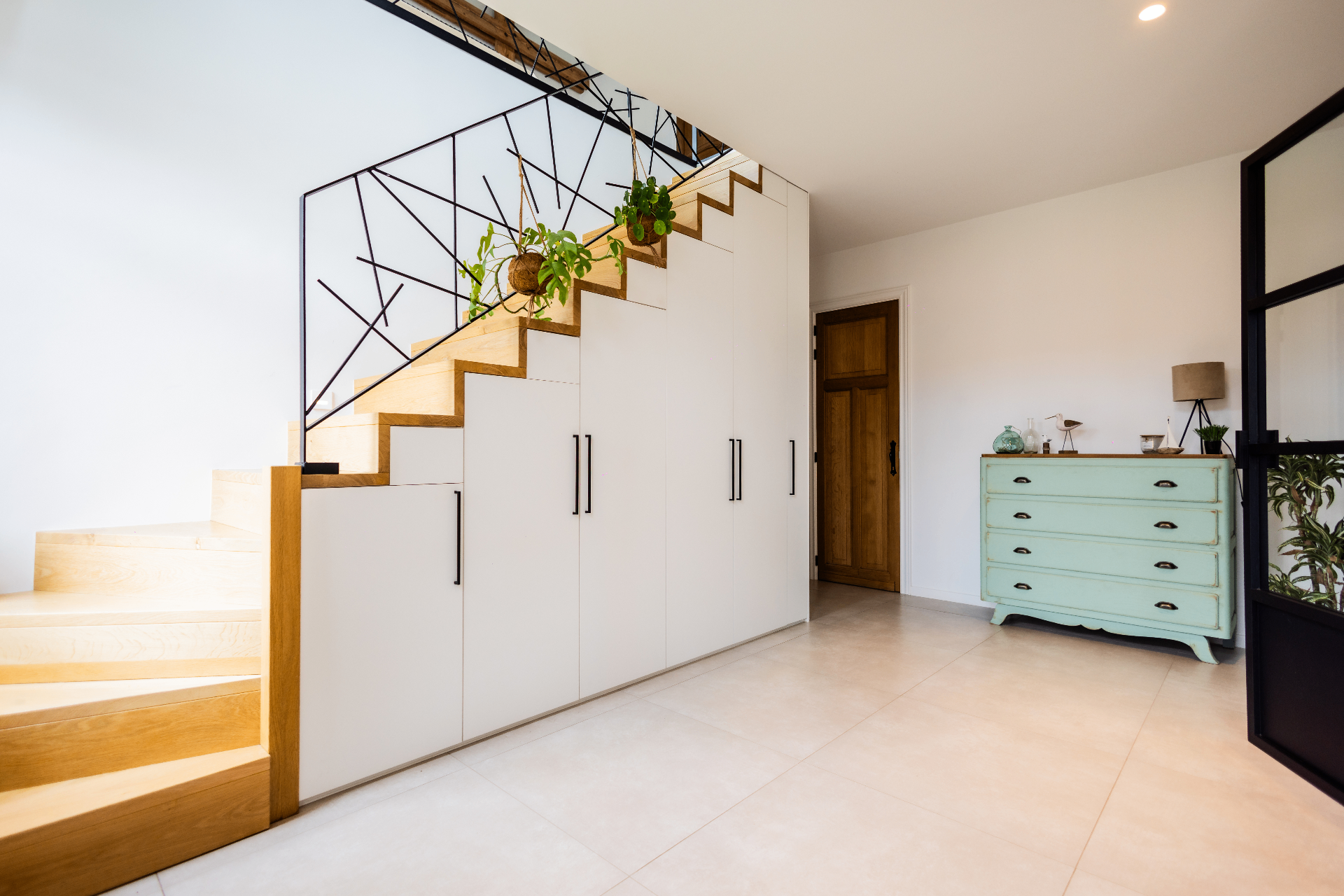 L'entrée & les rangements — après rénovation par l'Agence Laura Clausier